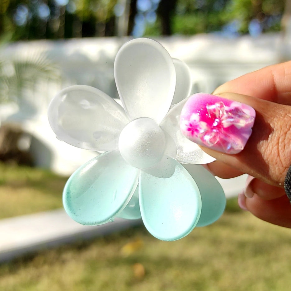 Frosted Daisy Hair Claw