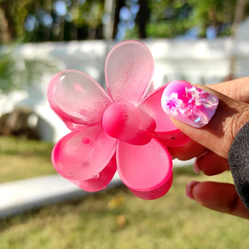 Frosted Daisy Hair Claw