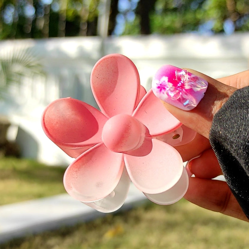 Frosted Daisy Hair Claw